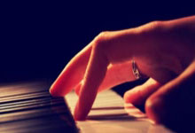 球员展现个人技术，助球队锁定胜局